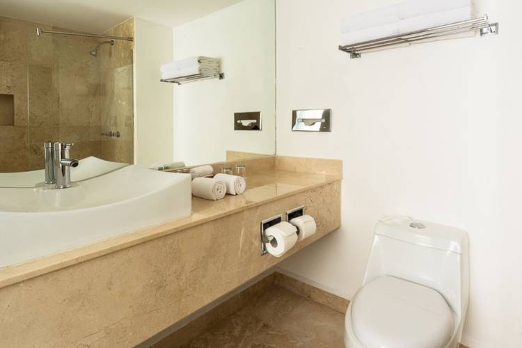 Bathroom Flamingo Cancun Resort Hotel