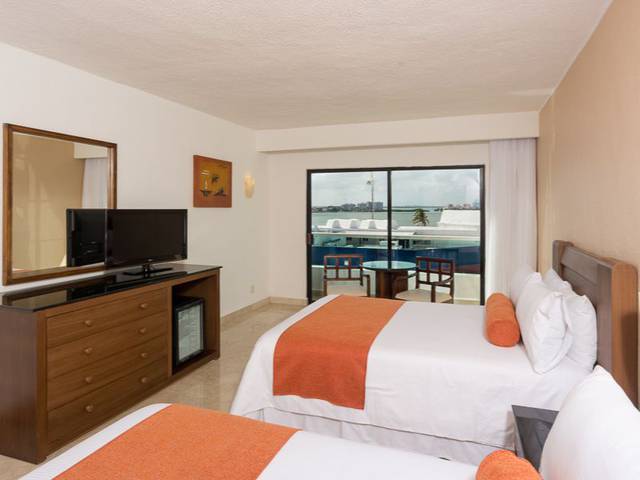 Standard room Flamingo Cancun Resort Hotel