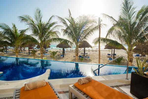 Outdoors Flamingo Cancun Resort Hotel in Cancun Outdoors Flamingo Cancun Resort Hotel in Cancun