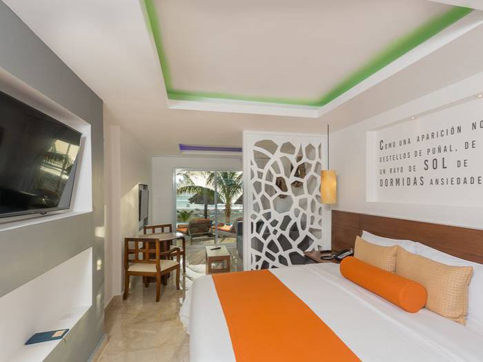 Swim up junior suite Flamingo Cancun Resort Hotel